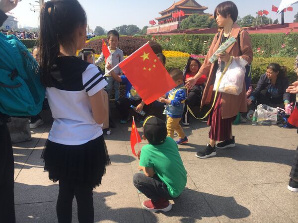 中國媒體寫道，在“十一”黃金周的前三天內，全國共有3.4億人次出行。旅遊景點造訪率打破所有記錄。 - 俄羅斯衛星通訊社