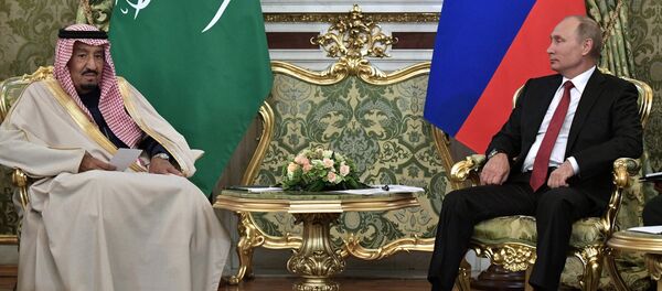 Президент РФ Владимир Путин и король Саудовской Аравии Сальман Бен Абдель Азиз Аль Сауд (слева) во время встречи - 俄罗斯卫星通讯社
