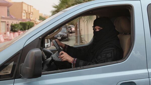 Женщина за рулем в Саудовской Аравии - 俄罗斯卫星通讯社