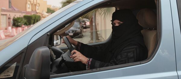 Женщина за рулем в Саудовской Аравии - 俄罗斯卫星通讯社