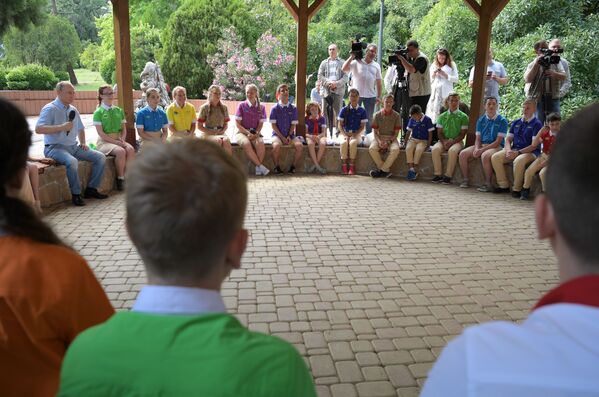 俄罗斯总统普京在克里米亚的阿尔捷克夏令营与孩子们交流。 - 俄罗斯卫星通讯社