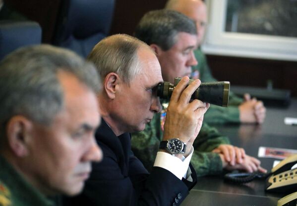 俄罗斯总统普京在俄白“西方军事演习-2017”主要阶段进行视察。 - 俄罗斯卫星通讯社