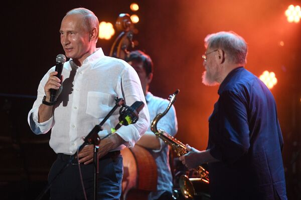 俄罗斯总统普京在克里米亚出席了“科克特贝尔爵士派对”(Koktebel Jazz Party)国际爵士乐联欢节。 - 俄罗斯卫星通讯社