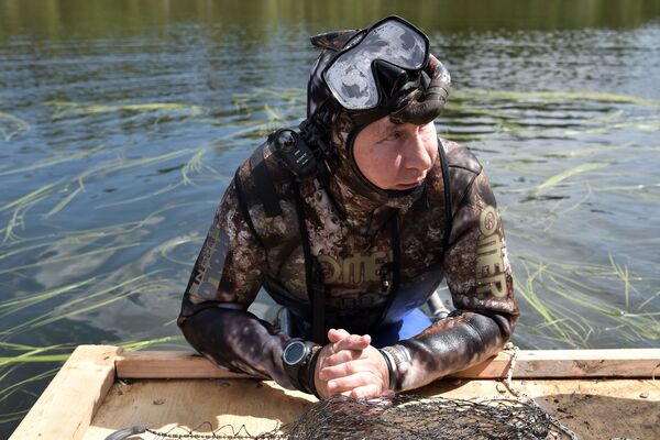 俄罗斯总统普京身穿潜水服在图瓦共和国高山湖泊中潜到水下捕鱼。 - 俄罗斯卫星通讯社