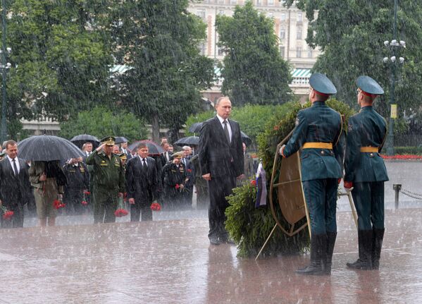 记念和哀悼日当天，俄罗斯总统普京和总理梅德韦杰夫向亚历山大花园的无名烈士墓敬献花圈。 - 俄罗斯卫星通讯社