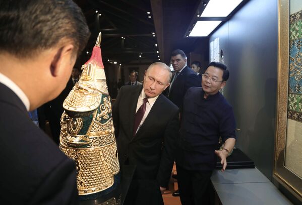 俄羅斯總統普京在廈門參觀閩南非物質文化遺產展。 - 俄羅斯衛星通訊社