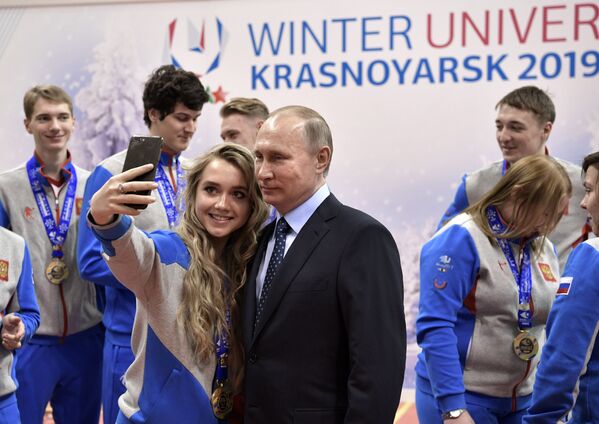 與俄羅斯總統普京在阿拉木圖2017年冬季大運會上自拍。 - 俄羅斯衛星通訊社