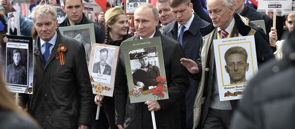 Президент РФ Владимир Путин принимает участие в шествии Бессмертный полк  - 俄羅斯衛星通訊社