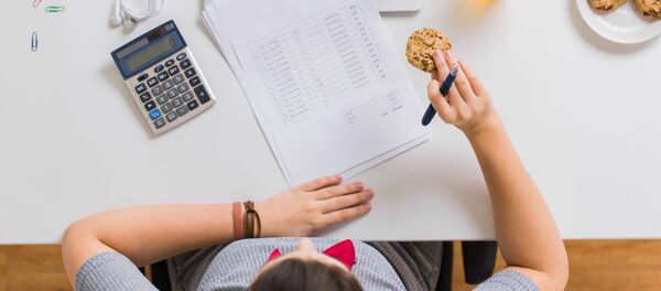 Женщина с едой за рабочим столом  - 俄罗斯卫星通讯社