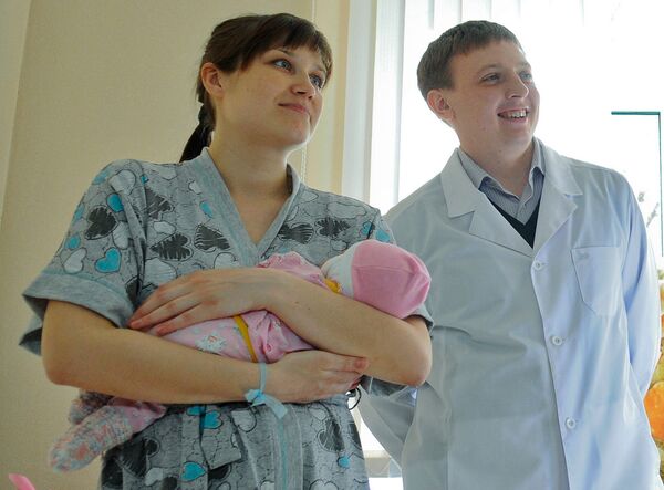 年轻的夫妇和他们的女儿 - 俄罗斯卫星通讯社