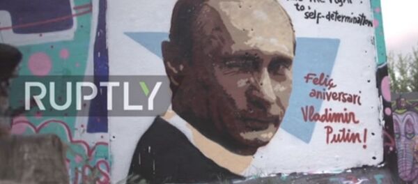 来自巴黎的爱：欧洲出现纪念普京生日的涂鸦 - 俄罗斯卫星通讯社