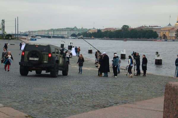 在圣彼得堡正在拍摄俄中在线系列片,创作者都是当地高校的在校生和毕业生。系列片主要讲述在俄中国年轻人的故事。 在圣彼得堡正在拍摄俄中在线系列片,创作者都是当地高校的在校生和毕业生。系列片主要讲述在俄中国年轻人的故事。 - 俄罗斯卫星通讯社