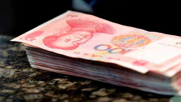 Chinese 100 yuan banknotes are seen on a counter of a branch of a commercial bank in Beijing - 俄羅斯衛星通訊社