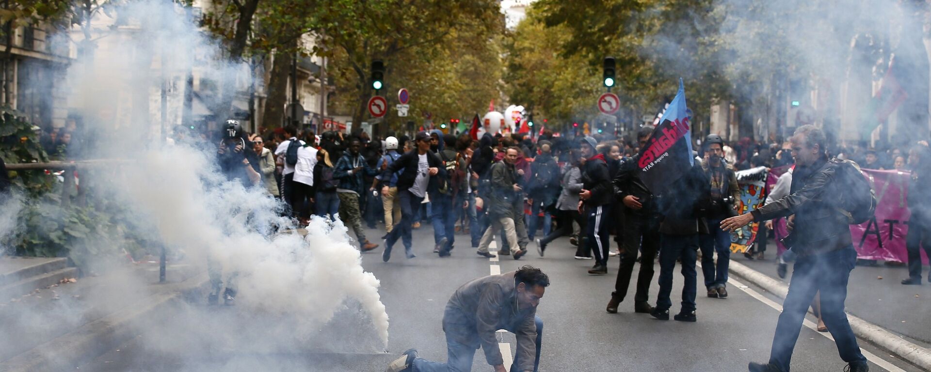 A demonstrators kneels though tear gas during a protest in Paris - 俄罗斯卫星通讯社, 1920, 01.05.2021