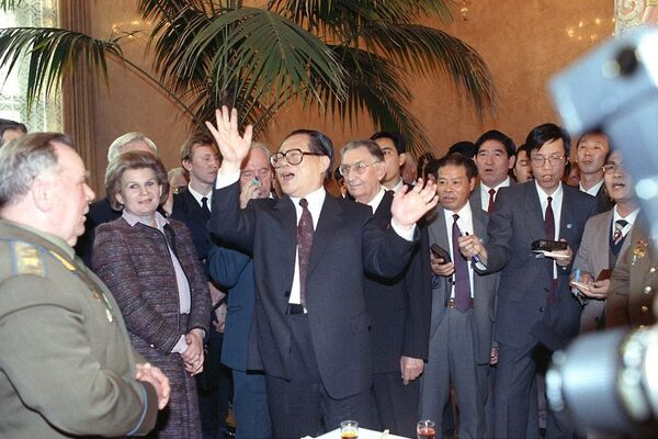 中国中央军委主席江泽民访苏期间在莫斯科会见苏中友协积极分子 - 俄罗斯卫星通讯社