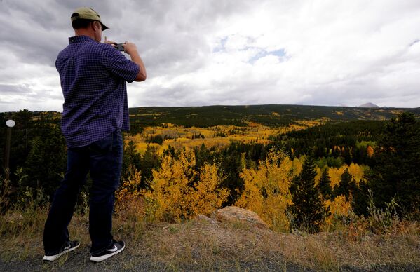 在美國科羅拉多州的阿斯彭，一名男子正在拍攝秋天的樹林。 - 俄羅斯衛星通訊社