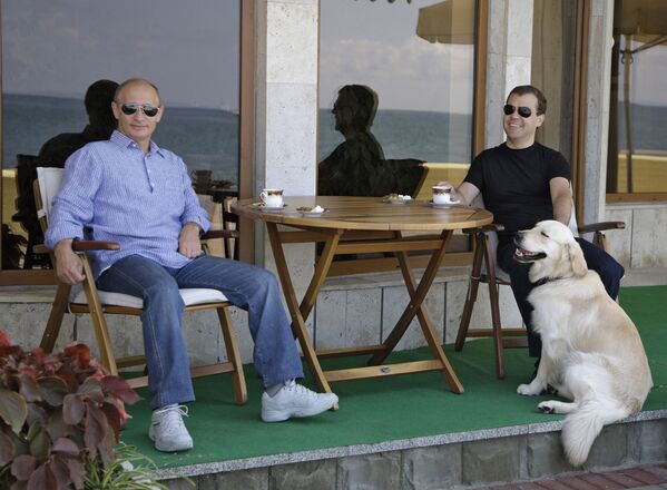 普京、梅德韋傑夫與一隻名為“阿里多”的尋回犬 - 俄羅斯衛星通訊社