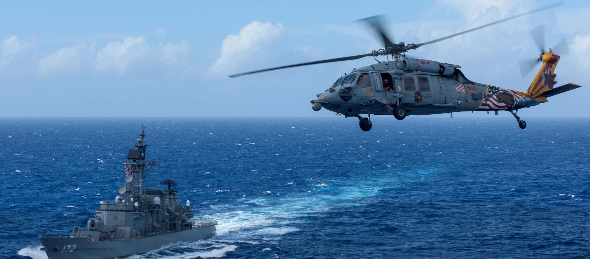 A U.S. MH-60S Sea Hawk flies by Japan's Maritime Self-Defense Force ship JS Shimakaze above waters around Okinawa southwest of the Korean peninsula - 俄罗斯卫星通讯社, 1920, 03.06.2021