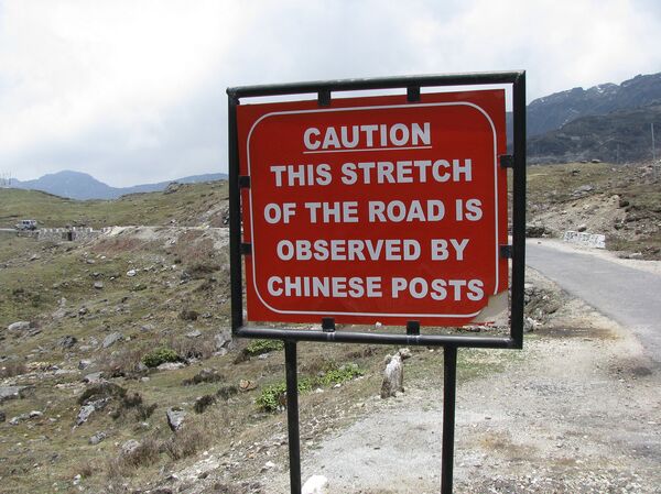 中印军人从6月起因洞朗问题而在印度、不丹和中国西藏自治区的边境交界处开始对峙,一直持续到8月底结束。8月,中印军人冲突进入争端高潮,当时双方互掷石块和棍子。 中印军人从6月起因洞朗问题而在印度、不丹和中国西藏自治区的边境交界处开始对峙,一直持续到8月底结束。8月,中印军人冲突进入争端高潮,当时双方互掷石块和棍子。 - 俄罗斯卫星通讯社