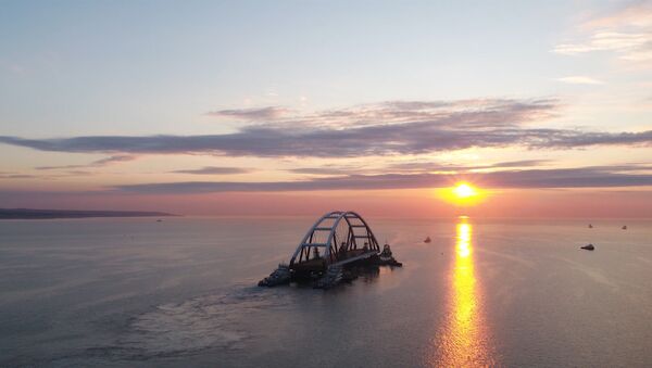 克里米亚大桥拱梁安装实拍画面 - 俄罗斯卫星通讯社
