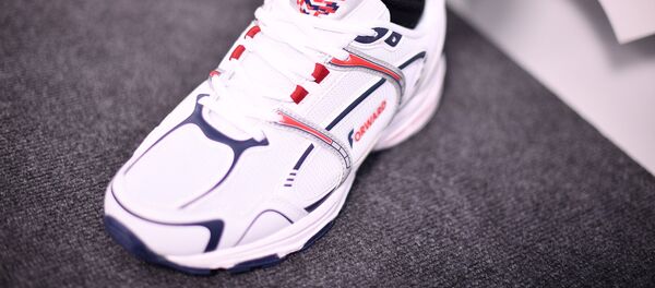 一只帆布鞋引发颜色大讨论 - 俄罗斯卫星通讯社