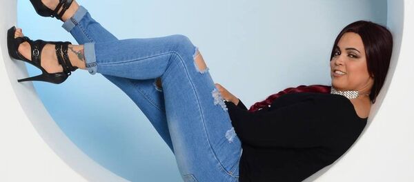 英国美貌女子出言不逊令惹怒网民 - 俄罗斯卫星通讯社