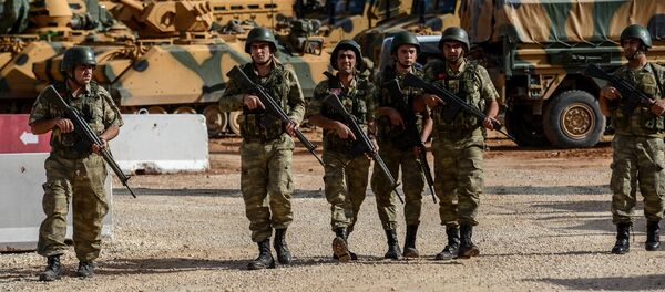 Turkish soldiers stand near armoured vehicles during a demonstration in support of the Turkish army's Idlib operation near the Turkey-Syria border - 俄罗斯卫星通讯社