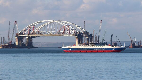 首艘船只驶过跨刻赤海峡大桥两座拱门 - 俄罗斯卫星通讯社