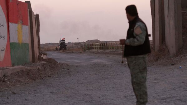 A Kurdish Peshmerga fighter looks at the Shi'ite Popular Mobilization Forces (PMF) in the Southwest of Kirkuk, Iraq - 俄罗斯卫星通讯社