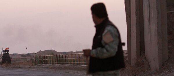 A Kurdish Peshmerga fighter looks at the Shi'ite Popular Mobilization Forces (PMF) in the Southwest of Kirkuk, Iraq - 俄罗斯卫星通讯社