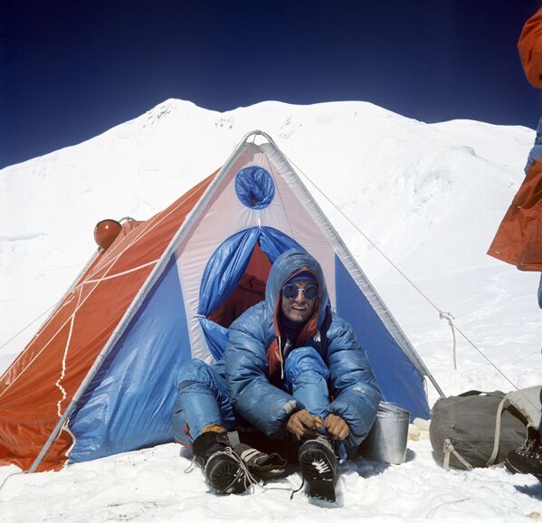 登山者奧列格·科斯馬切夫在登頂共產主義峰的途中，1972年 - 俄羅斯衛星通訊社