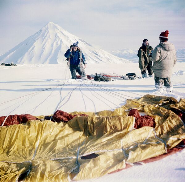 一个跳伞者、登山者和火山学家小组在阿瓦恰火山着陆，1981年 - 俄罗斯卫星通讯社