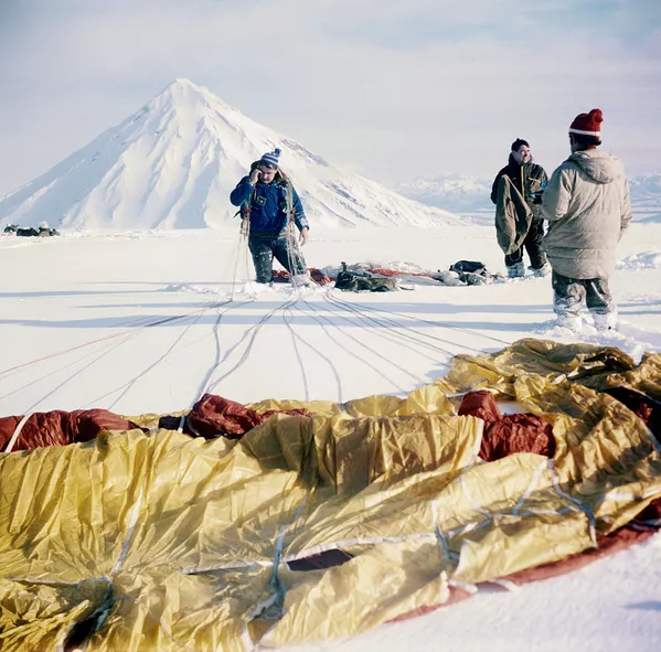 一個跳傘者、登山者和火山學家小組在阿瓦恰火山著陸,1981年 一個跳傘者、登山者和火山學家小組在阿瓦恰火山著陸,1981年 - 俄羅斯衛星通訊社