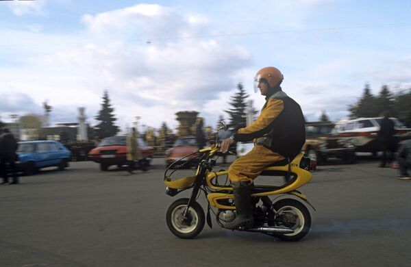 “蜜蜂摩托”轻便摩托车，1985年 - 俄罗斯卫星通讯社