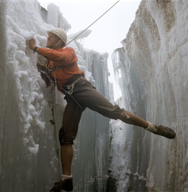 来自哈尔科夫的登山者亚历山大·马丁诺夫在天山，1970年 - 俄罗斯卫星通讯社