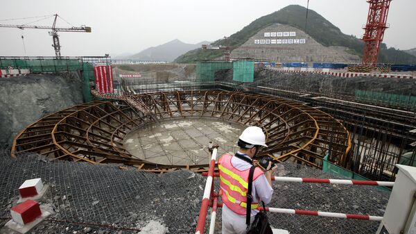 A journalist inspects the construction site of the Sanmen Nuclear Power Plant  - 俄羅斯衛星通訊社