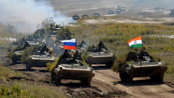 Боевая техника во время парада после окончания маневров на полигоне Сергеевский в рамках российско-индийских военных учений Индра-2016 - 俄羅斯衛星通訊社