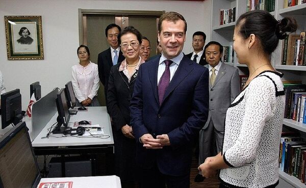 德米特里·梅德韦杰夫参观大连外国语学院俄语中心 德米特里·梅德韦杰夫参观大连外国语学院俄语中心 - 俄罗斯卫星通讯社