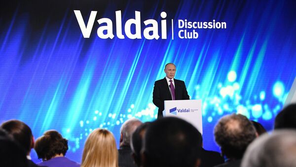 Президент РФ Владимир Путин выступает на итоговой пленарной сессии XIV ежегодного заседания Международного дискуссионного клуба Валдай - 俄罗斯卫星通讯社