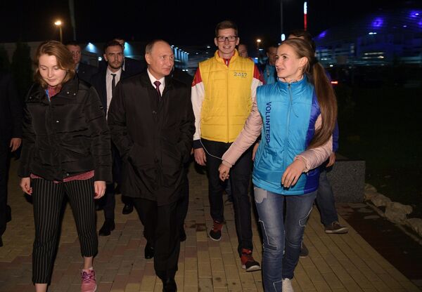 俄羅斯總統弗拉基米爾•普京與索契世界青年大學生聯歡節的參與者們會面 - 俄羅斯衛星通訊社