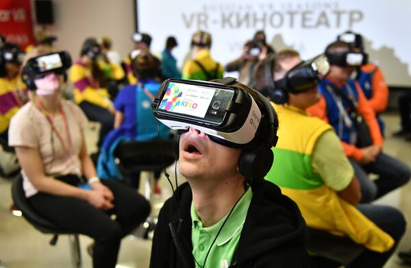與會者在電影論壇上戴著虛擬現實眼鏡觀看電影 - 俄羅斯衛星通訊社