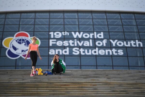 Участницы XIX Всемирного фестиваля молодежи и студентов фотографируются в Сочи - 俄羅斯衛星通訊社