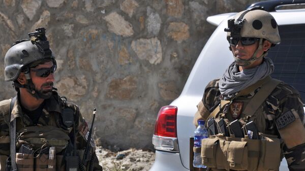 Представители афганских спецслужб в окрестностях аэропорта Кабула, территория которого подверглась обстрелу - 俄罗斯卫星通讯社