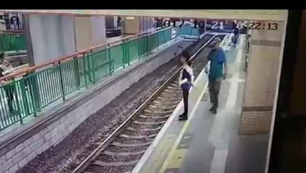 香港乘客將一女清潔工推入地鐵軌道 - 俄羅斯衛星通訊社