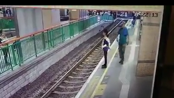 香港乘客将一女清洁工推入地铁轨道 - 俄罗斯卫星通讯社