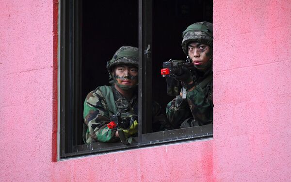 华盛顿不择手段把朝鲜塑造成一个贫穷、落后、疯人统治的国家形象后,同它再进行任何谈判,除了是有关停止核试验外,世界和美国本身都会认为是一个严重失败。出于维护自己的威望,美国也不会允许出现同朝鲜彼此核制衡的局面。 华盛顿不择手段把朝鲜塑造成一个贫穷、落后、疯人统治的国家形象后,同它再进行任何谈判,除了是有关停止核试验外,世界和美国本身都会认为是一个严重失败。出于维护自己的威望,美国也不会允许出现同朝鲜彼此核制衡的局面。 - 俄罗斯卫星通讯社