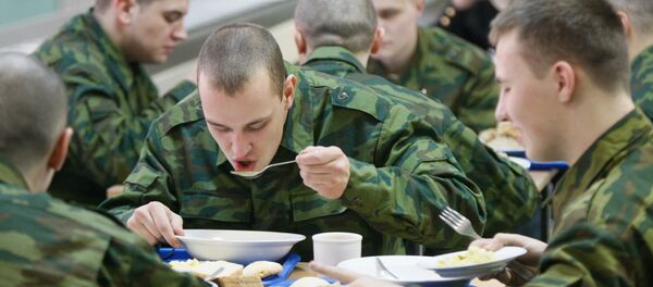 Подмосковные призывники в столовой одной из казарм в Балтийске - 俄羅斯衛星通訊社