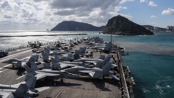 美国海军发表声明称，美国海军一架飞机在太平洋冲绳岛附近失事 机上有11人 - 俄罗斯卫星通讯社
