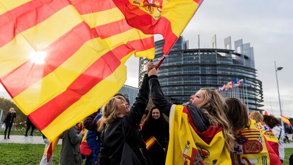 西班牙与加泰罗尼亚自治区旗 - 俄罗斯卫星通讯社