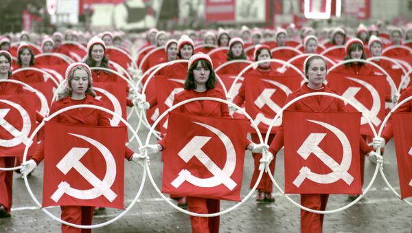 1975年，在庆祝伟大十月社会主义革命58周年之际，在红场上的女运动员。 - 俄罗斯卫星通讯社